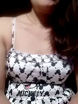 YiyinLy online show from 04.03.26