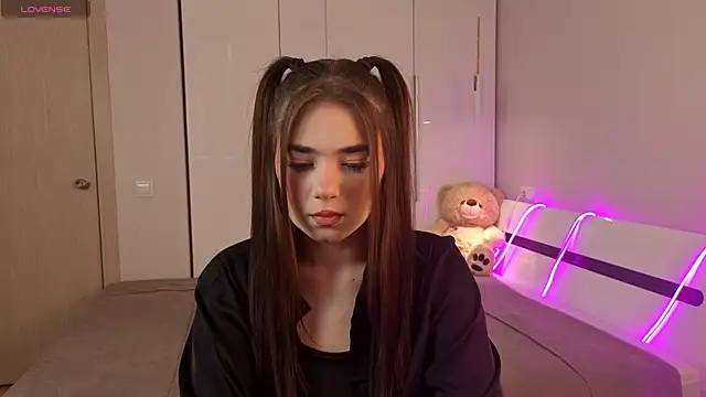 Snapshot of LaytyMorris chatting on 10.15.25 LaytyMorris online show from 10.15.25