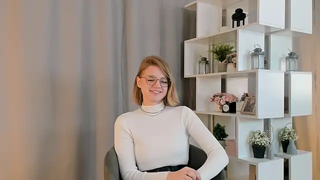 Snapshot of LillieLejune chatting on 10.14.25 LillieLejune online show from 10.14.25