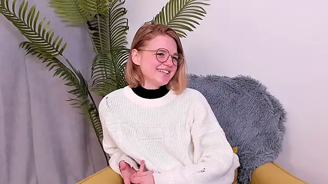 Snapshot of LillieLejune chatting on 10.16.25 LillieLejune online show from 10.16.25