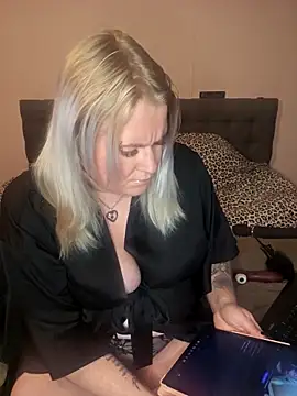 SweetPrincess93 online show from 11.17.25