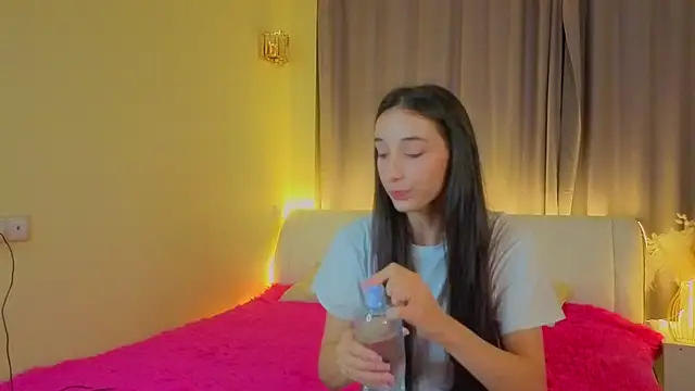 Snapshot of HayleySalahubdin chatting on 10.18.25 HayleySalahubdin online show from 10.18.25