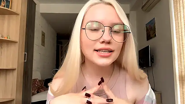 Snapshot of LupeLewitt chatting on 10.19.25 LupeLewitt online show from 10.19.25