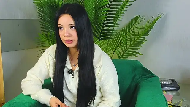 Snapshot of ValorieThuma chatting on 10.15.25 ValorieThuma online show from 10.15.25