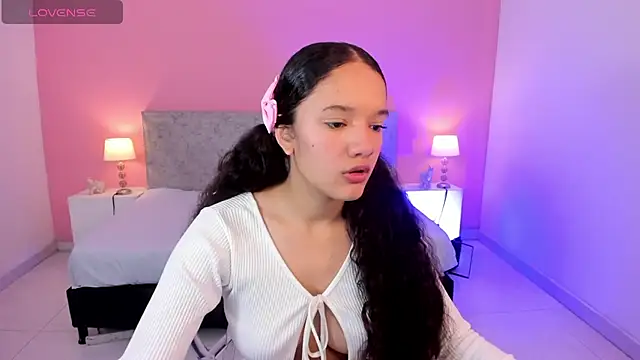ZairaGlow online show from 10.20.25