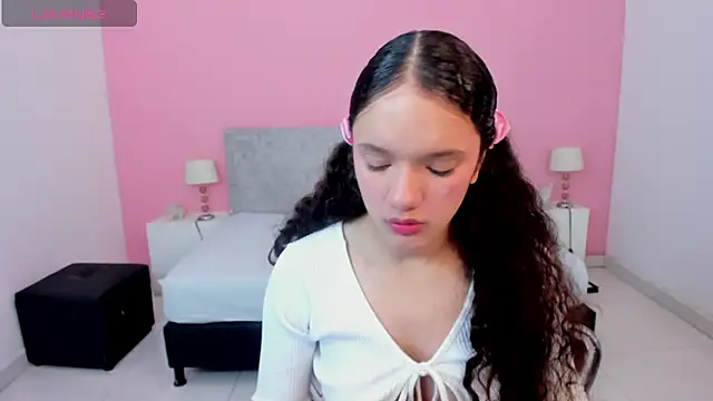 ZairaGlow online show from 10.23.25