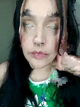 Snapshot of ravendeluxe chatting on 10.28.25 ravendeluxe online show from 10.28.25