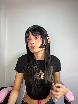 Snapshot of AnaisXoXo chatting on 11.30.25 AnaisXoXo online show from 11.30.25