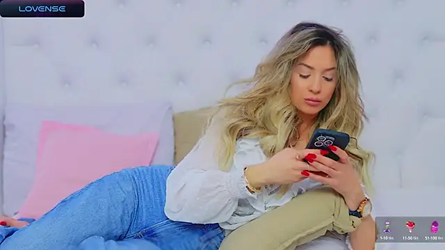 Snapshot of AriannaSins chatting on 12.21.24 AriannaSins online show from 12.21.24