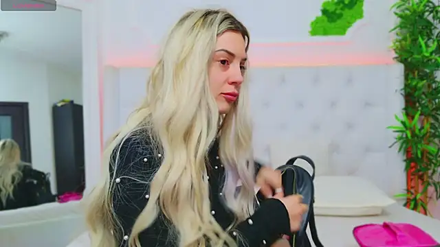 Snapshot of AriannaSins chatting on 01.24.25 AriannaSins online show from 01.24.25