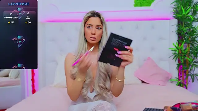 Snapshot of AriannaSins chatting on 02.11.25 AriannaSins online show from 02.11.25