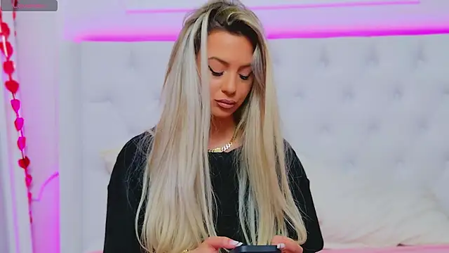 Snapshot of AriannaSins chatting on 02.27.25 AriannaSins online show from 02.27.25