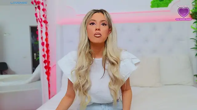 Snapshot of AriannaSins chatting on 03.07.25 AriannaSins online show from 03.07.25