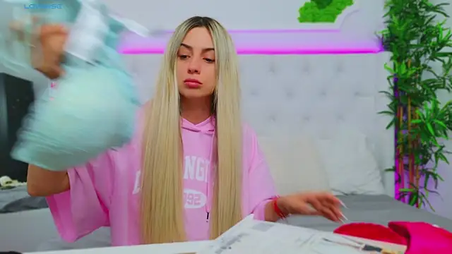 Snapshot of AriannaSins chatting on 03.11.25 AriannaSins online show from 03.11.25