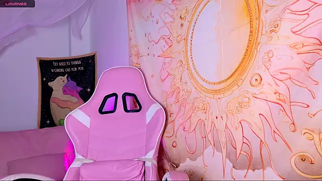 Snapshot of Nina_Gaze chatting on 10.21.25 Nina Gaze online show from 10.21.25