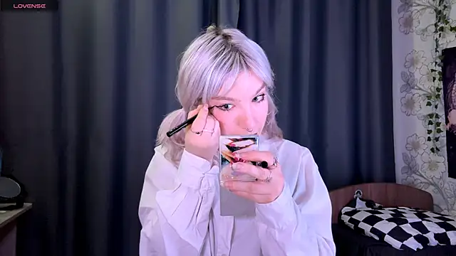 Snapshot of CordieRonsini chatting on 10.18.25 CordieRonsini online show from 10.18.25