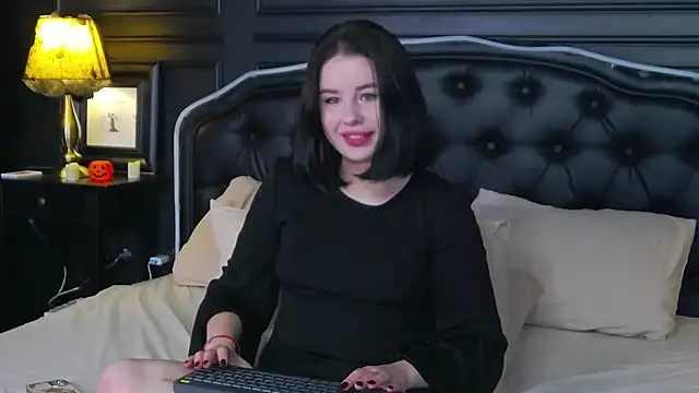 Snapshot of AliceLune chatting on 11.01.25 AliceLune online show from 11.01.25