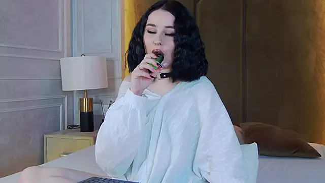 Snapshot of AliceLune chatting on 11.27.25 AliceLune online show from 11.27.25