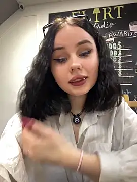 Snapshot of AliceLune chatting on 01.14.26 AliceLune online show from 01.14.26