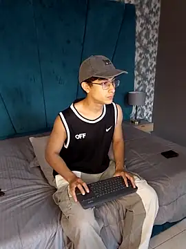 Aaron Eze online show from 02.08.26