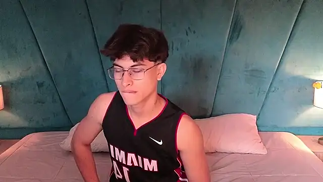 Aaron Eze online show from 02.12.26