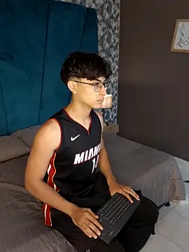 Aaron Eze online show from 03.10.26