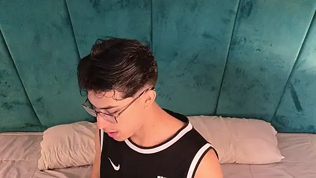 Aaron Eze online show from 04.06.26