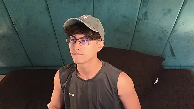 Aaron Eze online show from 04.10.26