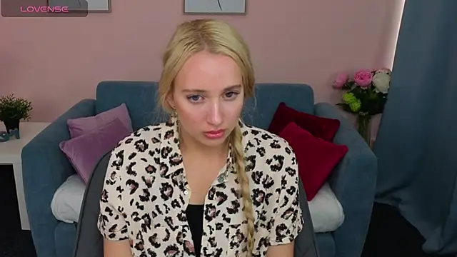 Snapshot of AuroraSkyee chatting on 10.20.25 AuroraSkyee online show from 10.20.25