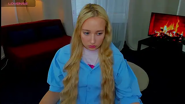 Snapshot of AuroraSkyee chatting on 10.28.25 AuroraSkyee online show from 10.28.25