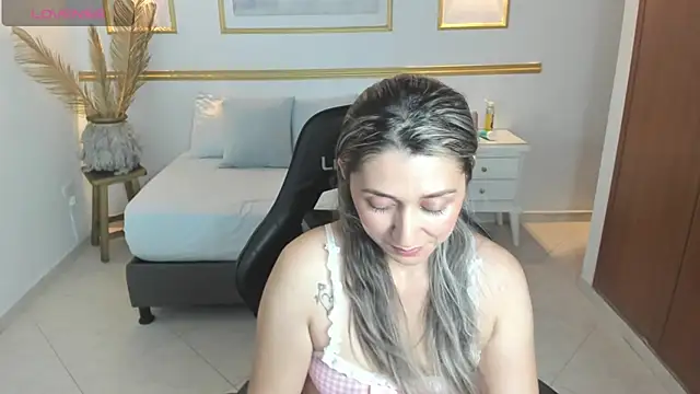 karlyy  online show from 11.18.25