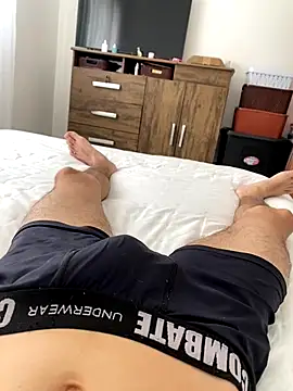 Snapshot of leozin01 chatting on 10.24.25 leozin01 online show from 10.24.25