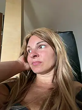Snapshot of kinkysarahx chatting on 08.03.26 kinkysarahx online show from 08.03.26