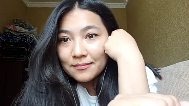 Snapshot of LinneaHyles chatting on 10.28.25 LinneaHyles online show from 10.28.25