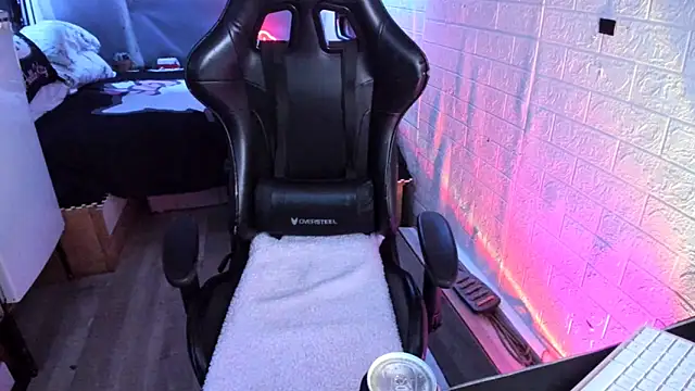 Snapshot of MartesBratty chatting on 02.04.26 MartesBratty online show from 02.04.26