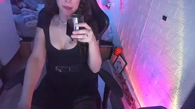 Snapshot of MartesBratty chatting on 03.24.26 MartesBratty online show from 03.24.26