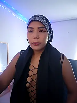 leila-ademuz28 online show from 10.19.25