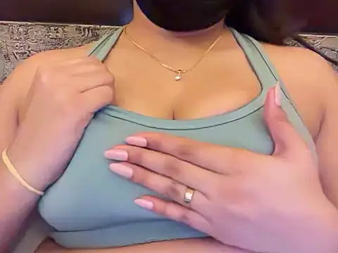 Snapshot of truthtelllie chatting on 10.29.25 truthtelllie online show from 10.29.25