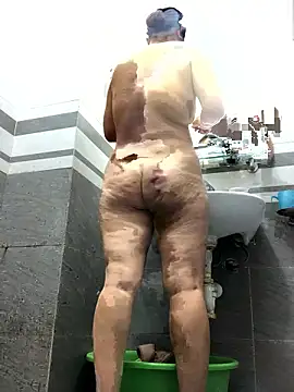 Snapshot of HinayLa chatting on 01.16.26 HinayLa online show from 01.16.26