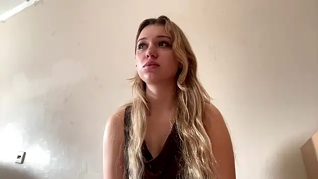 Snapshot of Fiorence_Blonde chatting on 10.23.25 Fiorence Blonde online show from 10.23.25