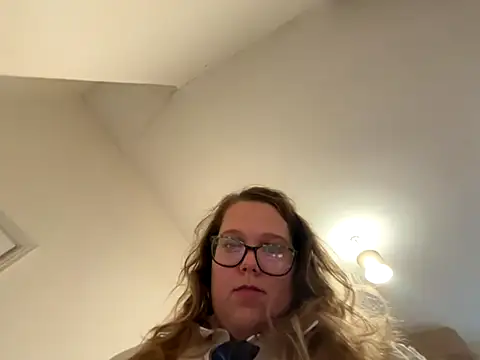 Snapshot of Scarletcum22 chatting on 10.27.25 Scarletcum22 online show from 10.27.25