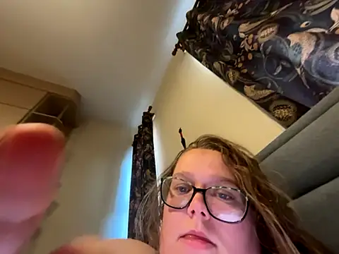 Snapshot of Scarletcum22 chatting on 10.30.25 Scarletcum22 online show from 10.30.25