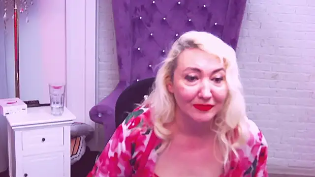 Snapshot of LadyKriss chatting on 11.06.25 LadyKriss online show from 11.06.25