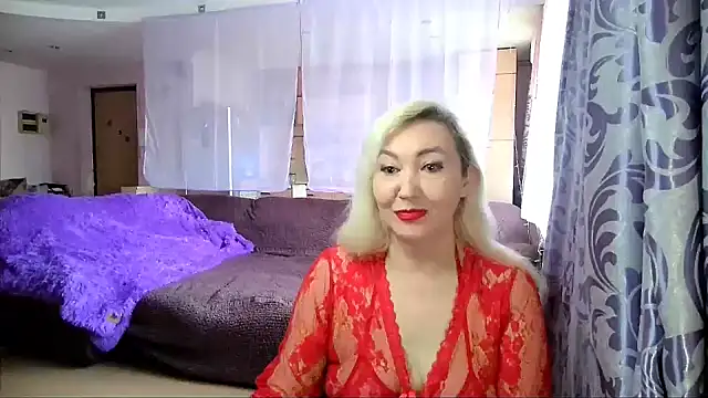 Snapshot of LadyKriss chatting on 11.12.25 LadyKriss online show from 11.12.25