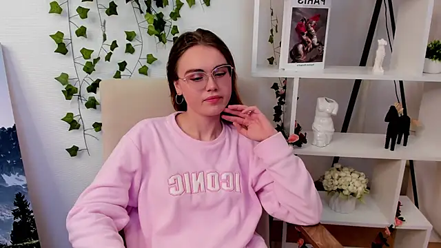 Snapshot of NichelleBenckendorf chatting on 10.22.25 NichelleBenckendorf online show from 10.22.25