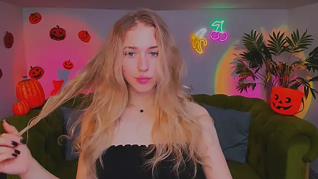 sassy cutie online show from 11.03.25