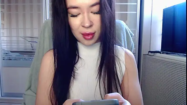 Snapshot of Laura_miss chatting on 11.04.25 Laura miss online show from 11.04.25