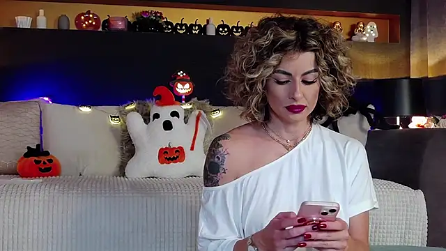 Snapshot of AnayseMaze chatting on 10.26.25 AnayseMaze online show from 10.26.25