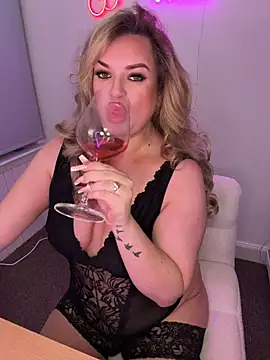 Scottish Milf Bella xo online show from 11.03.25