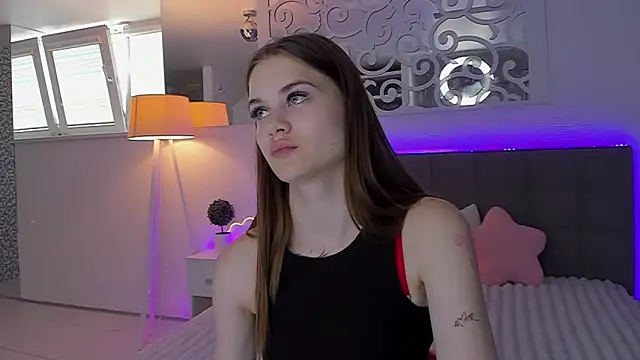 Snapshot of LuisaClover chatting on 06.27.26 LuisaClover online show from 06.27.26